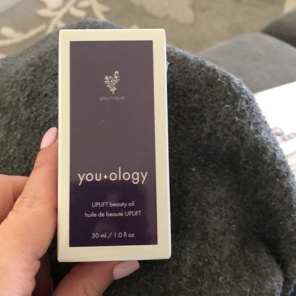 💜Younique uplift beauty oil💜